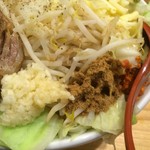 五味五香 - 生ニンニクに辛味ナッツ、魚粉も付いています【料理】