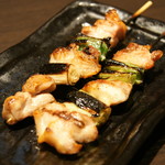 Yakitori Senta Kawasaki Nakamisedori Ten - 岩手大地鶏ももねぎ間串・塩（２８０円＋税）２０１６年７月