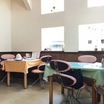 洋食堂マキシムカフェ - 明るい店内