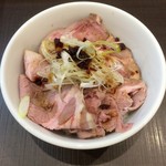 麺屋りゅう - 週替わり丼（レアチャーシュー丼 オニオンソースがけ）