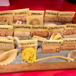 ペペロッソ - 生パスタの見本。最前列がこの日のパスタでその他がいわゆるスタメン。これだけあると正直かなり迷います(；´∀｀)。