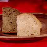 ペペロッソ - 選べる2種のパスタコース（2,800円） のパン。プーリア州産焦がし麦のパン（左）と三重県産小麦のパン（右）。