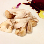 ペペロッソ - 選べる2種のパスタコース（2,800円） の前菜盛り合わせから、マッシュルームのサラダ。見えていませんが、下にカマンベールが隠れてます。合わせていただくとこれが合う。