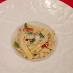 ペペロッソ - 選べる2種のパスタコース（2,800円） のパスタ１。Shtridhelatというカラブリア州のパスタをしろいんげんとドライトマトのソースでいただきます。