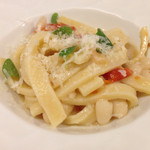 選べる2種のパスタコース（2,800円）  のパスタ１。Shtridhelatというカラブリア州のパスタをしろいんげんとドライトマトのソース。パスタが肉厚でパスタ自体の風味を強烈に感じます。