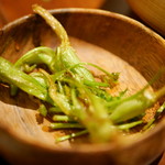 オリエンタルバル Xinchao 三軒茶屋店 - パクチー根の素揚げ