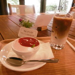 絵本カフェ - いちごのババロアとカフェラテ