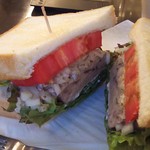 田舎風パテとトマトのサンド新玉ねぎソース