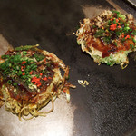 Hiroshima Ryuu Okonomiyaki Okonomi Mura - 左：肉玉そば　右：肉玉そば(玉子・そば抜き)