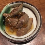野田岩 - ビールのアテに肝の山椒煮が付きます。お通し代は無く含まれているようで有難いです。