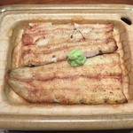 野田岩 - 志ら焼。鰻にクセがないので、さっぱと食べれます。
            好みもありますが美味しいです。山葵と醤油で食べますが、山葵だけで食べても美味しいです。