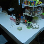 丸八酒店 - こじんまりとしたカウンターには沢山のおつまみが揃っています