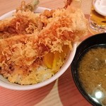 横濱 魚萬 - はみでる穴子丼 コロモが厚い