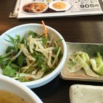 京花楼 - サラダとザーサイ