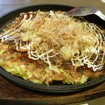 お好み鉄板　炎屋 - 大阪スペシャル（900円）。炎屋大阪DX（1,300円）と具は同じようなので、具の盛りの違いなんでしょうね。