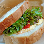 キートス - ベーコン＆オムレツのサンドイッチ