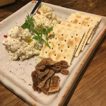 ワイン食堂ペコリーノ - 自家製チーズ ハーフ 580円