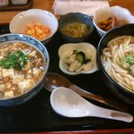 かよさん - 日替わりのうどん定食550円。この日は麻婆丼セット。