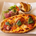 IZUMI cafe&bistro - 手焼きピザと本日のプレートランチ・スープ付き（980円）※税抜価格、数量限定