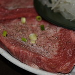 炙り焼肉　おさ - タンのアップ