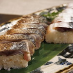 禅紫 - 2016.07　自家製しめ鯖寿司(片身)(半分を炙りで)