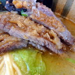 しあわせラーメン 金の糸 - パーコーの肉は柔らかい。