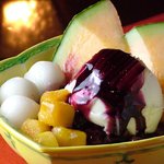 NAGIRA - ピーチ姫のあんみつ　￥680甘酸っぱいカシスソースをかけたアイスクリームの下に桃がかくれんぼ♪♪♪