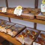 ブランジュ オガタ - お店には天然酵母と佐賀県産の小麦で焼き上げたパンが並んでます。