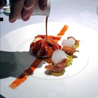 ラ・ベ - オマールブルーのロティ　大豆と野菜のプレゼ　コライユでリエしたジュとトンカ豆のエミュルション