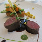 プレヴナンス - 28年7月　北海道夏鹿内腿　備長炭ロースト　フォアグラ黒胡椒ソース、黒ニンニク、長野山椒ピューレ、ポレンタ、コーンスプラウト