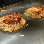 Okonomiyaki Hirano - 焼いてる焼いてる(^^)