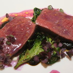 レフェルヴェソンス - 28年7月　蝦夷鹿の鞍下肉を薪で焼いて、帆立貝のムースリーヌ、赤ピーマンの炭化ピュレ、赤紫蘇、空芯菜