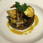 マッシュルーム - スルメイカとズッキーニ、キノコのガレット カレー風味のブールバテュ ズッキーニとタマシロノタケのグリエ添え