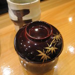 天寿し - お吸物か、赤だしが用意されます