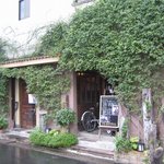 緑の中の雰囲気ある外観です。