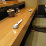 天寿し - 店内カウンター、横は予約の入っている席でした