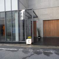 やま中・本店　鮨と日本料理　 - 店の外観も内装も素敵なデザインです