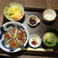 与志 - 海鮮漬け丼  ￥930    想像していた海鮮漬け丼とは、ちょっと違ったけど、インパクトありです♪