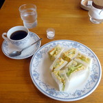 チャウ - ポテトサラダと玉子サンドイッチ630円、ホットコーヒー300円