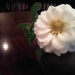 半杓亭 - テーブルの小さな花