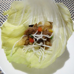 国産牛フィレ肉のXO醤炒め　レタス包み