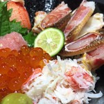 Kanisentei - めっちゃ美味しい(o^^o)
                      前菜にジュレ、ちりめんクルミの小鉢、カニしんじょうのお吸い物もついてお得ー✨