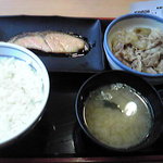 吉野家 - 2010/10/12 豚鮭定食490円681kcal