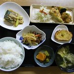 野いちご - 「ご飯」と「漬物」に「わかめとレタスの玉子スープ」、中央には「瓜（うり）と人参と大豆の煮物」、その右は「ガーリックトースト」です