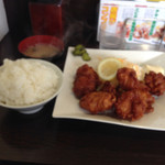 情熱食堂 - 伝説の唐揚げＬ定食ご飯大盛り。無双定食だと12個になるそうで。