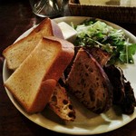 パーラー江古田 - トーストセット焼き強め。スライスパンは、レーズン酵母のバゲット、湘南小麦のカンパーニュレーズンくるみ。20160717 今日も安定の美味しさでした～o(^▽^)o ドリンク付き780円。