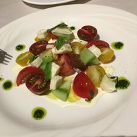 オッティモ・シーフード・ガーデン 新宿店 - "カラフル"トマトとモッツアレラチーズのカプレーゼ