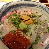 庵侍燈 - ◆海鮮スペシャル丼(1570円）
                  鮪・雲丹・鯛・イクラ・烏賊など、新鮮な魚介タップリでお得感ある品。
                  美味しかったようですよ。