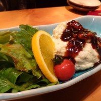 庵侍燈 - ◆ポテトサラダ(580円）・・ソースをかけた状態で出されます。
                家庭的な味わいのポテサラですね。