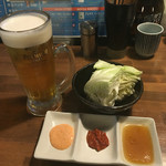 鶏ジロー - 生ビールとお通しキャベツ